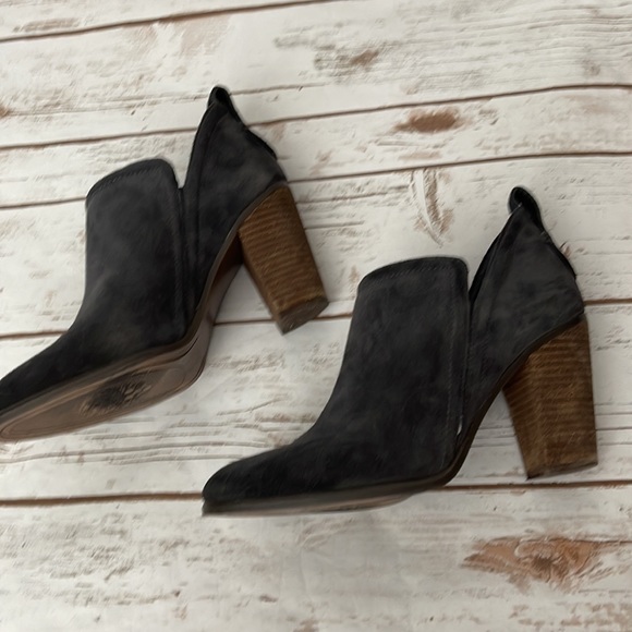 Vince Camuto Francia Suede Booties Women’s Size 9 Stacked Heel Pull On Gray - Picture 6 of 10